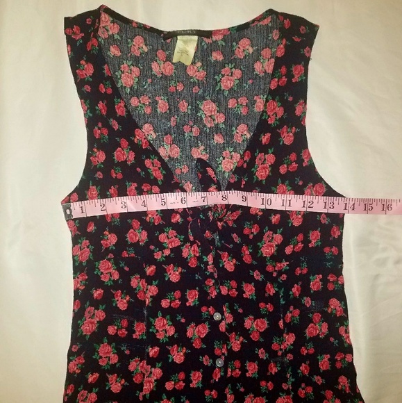 Flirty Sleevless Dress - Picture 8 of 8